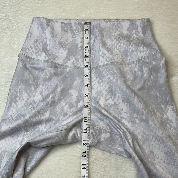 Alo Yoga Snakeskin Print 7/8 Legging Gray Size Small - Picture 7 of 9